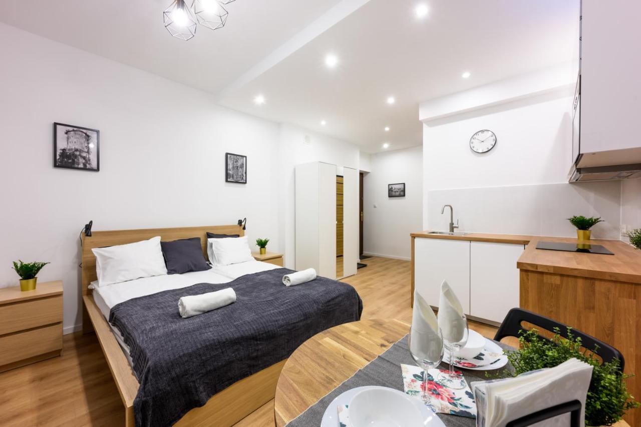 Cracow Rent - Spacious For 2-7 People In Quiet Area - Kolberga Street Nr 3 - 10 Min To Main Square By Foot Aparthotel