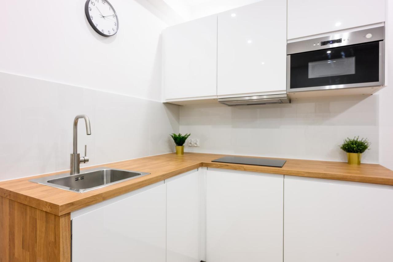 Aparthotel Cracow Rent - Spacious For 2-7 People In Quiet Area - Kolberga Street Nr 3 - 10 Min To Main Square By Foot *