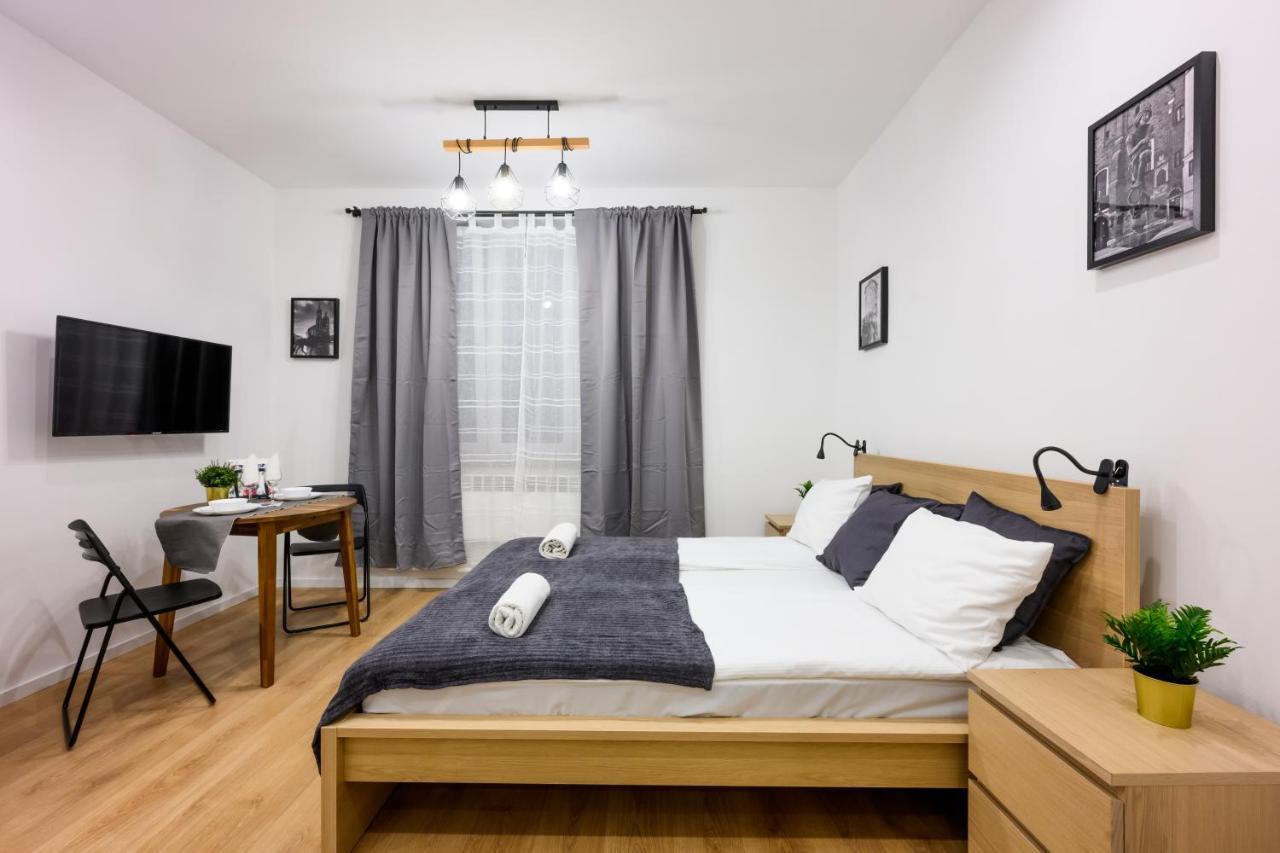 Aparthotel Cracow Rent - Spacious For 2-7 People In Quiet Area - Kolberga Street Nr 3 - 10 Min To Main Square By Foot Cracovia